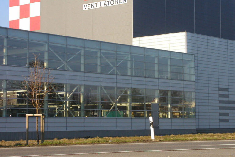 Gebäude der Helios Ventilatoren GmbH in Villingen-Schwenningen mit markanter Fensterfront und Logo