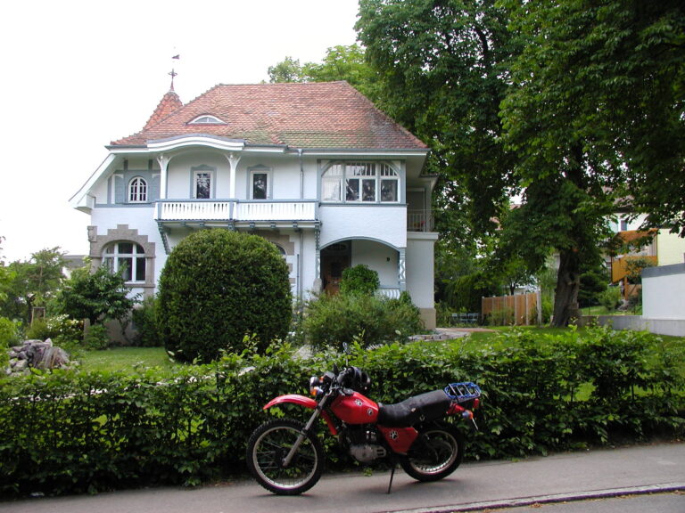 Jugendstilvilla Villingen-Schwenningen mit einem roten Motorrad im Vordergrund