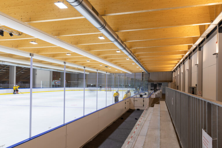 Moderne Kunsteisbahn Villingen-Schwenningen mit hölzerner Decke und Tribüne