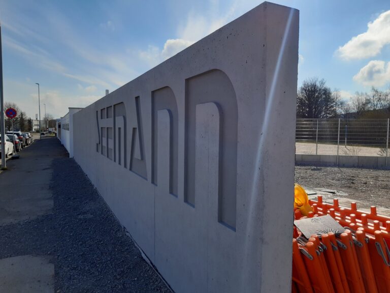 Betonmauer mit Seemann Gestellbau Logo in Schwenningen