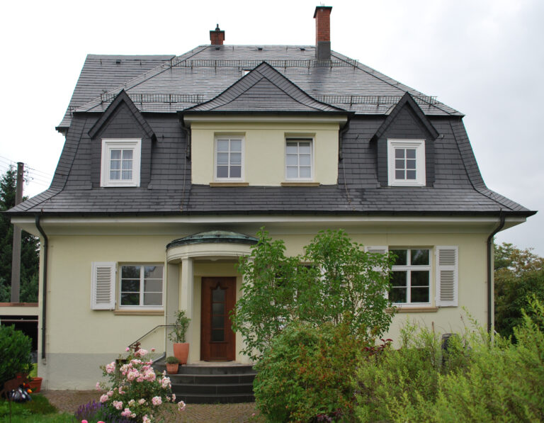 Historisches Gebäude unter Denkmalschutz mit gepflegtem Garten