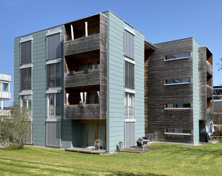 Mehrstöckiges Wohnhaus in Villingen-Schwenningen mit blauer Verkleidung und Holzfassade