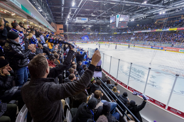 Eishockeystadion in Villingen-Schwenningen während einem laufenden Spiel