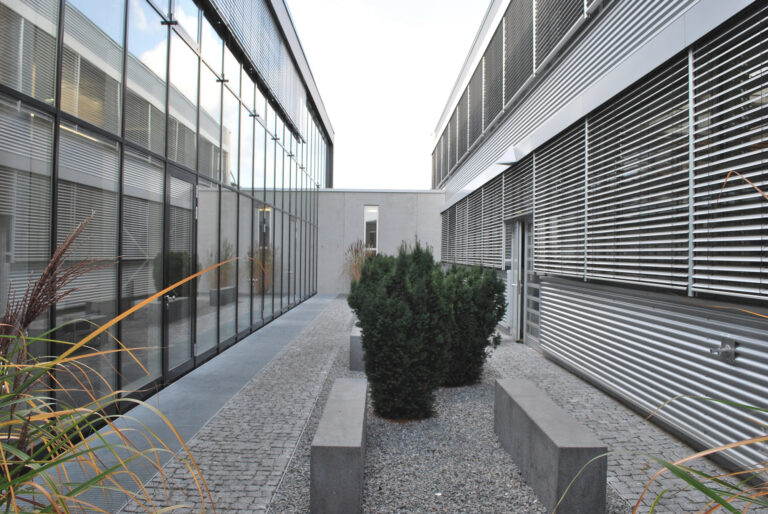 Neugestalteter Innenhof des Gebäudes von Viro Schmiedeteile GmbH & Co. KG durch Schlenker Architekten.