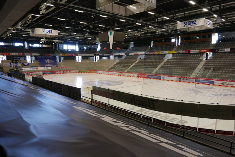 Übersicht der Eisfläche und Sitzplätze in der Helios Arena