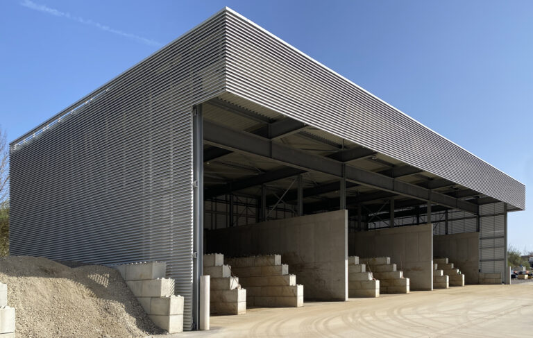 Neubau Erdlagerhalle mit offener Front und Flachdach