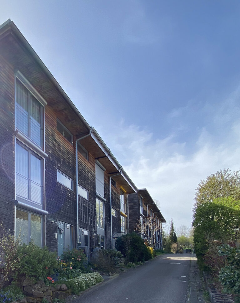 Reiheinhäuser in Holzrahmenbauweise. Von Architekten gestaltet und umgesetzt.