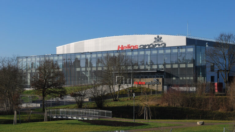 Außenansicht der modernisierten Helios Arena in Villingen-Schwenningen an einem sonnigen Tag